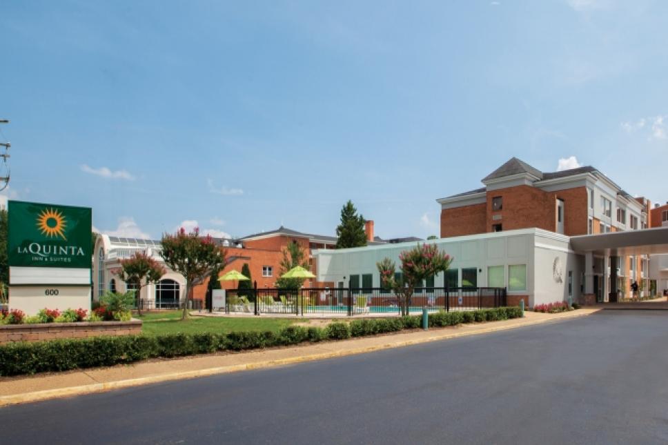 LaQuinta酒店和套房历史性地区建筑的前面