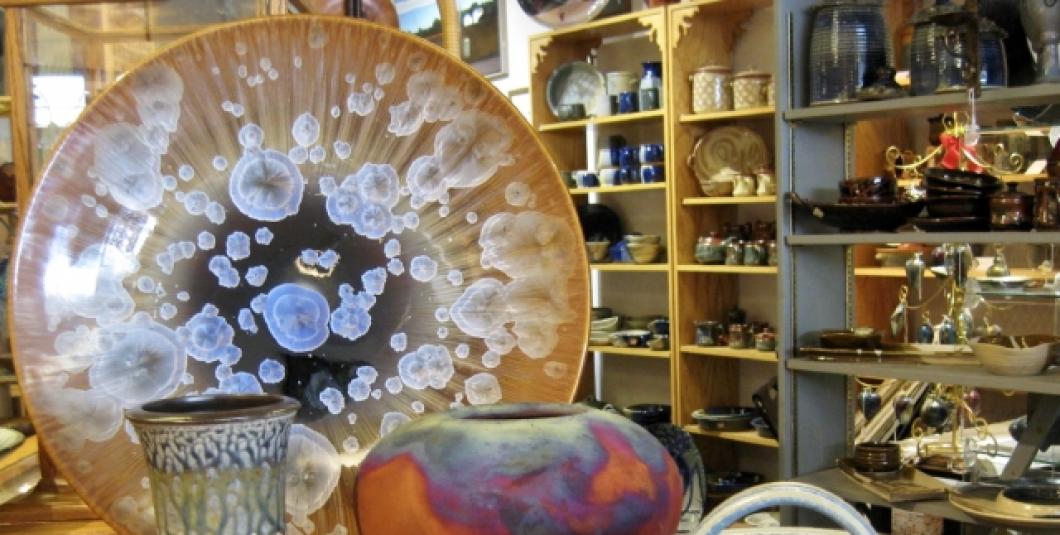 精美的手工当地和区域陶器和工艺品。