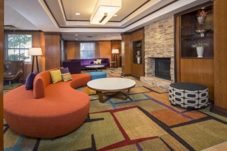 Fairfield Inn &套房酒店的大堂壁炉和享受免费Wi-Fi。