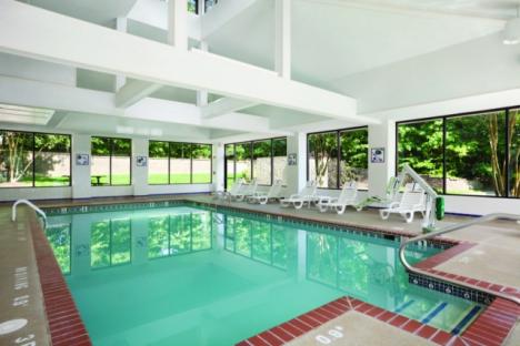 在室内游泳池刷新