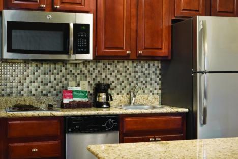 设备齐全的厨房在每个套房