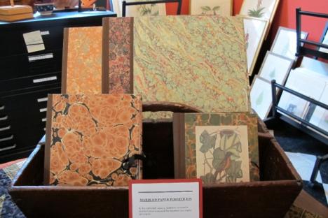 黑狗画廊用手工大理石纹纸再现18世纪的作品集
